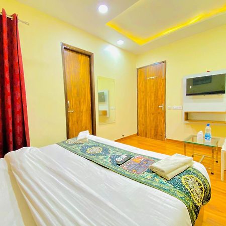 Hotel Holiday First 300 Meter From Golden Temple Amritsar Eksteriør billede