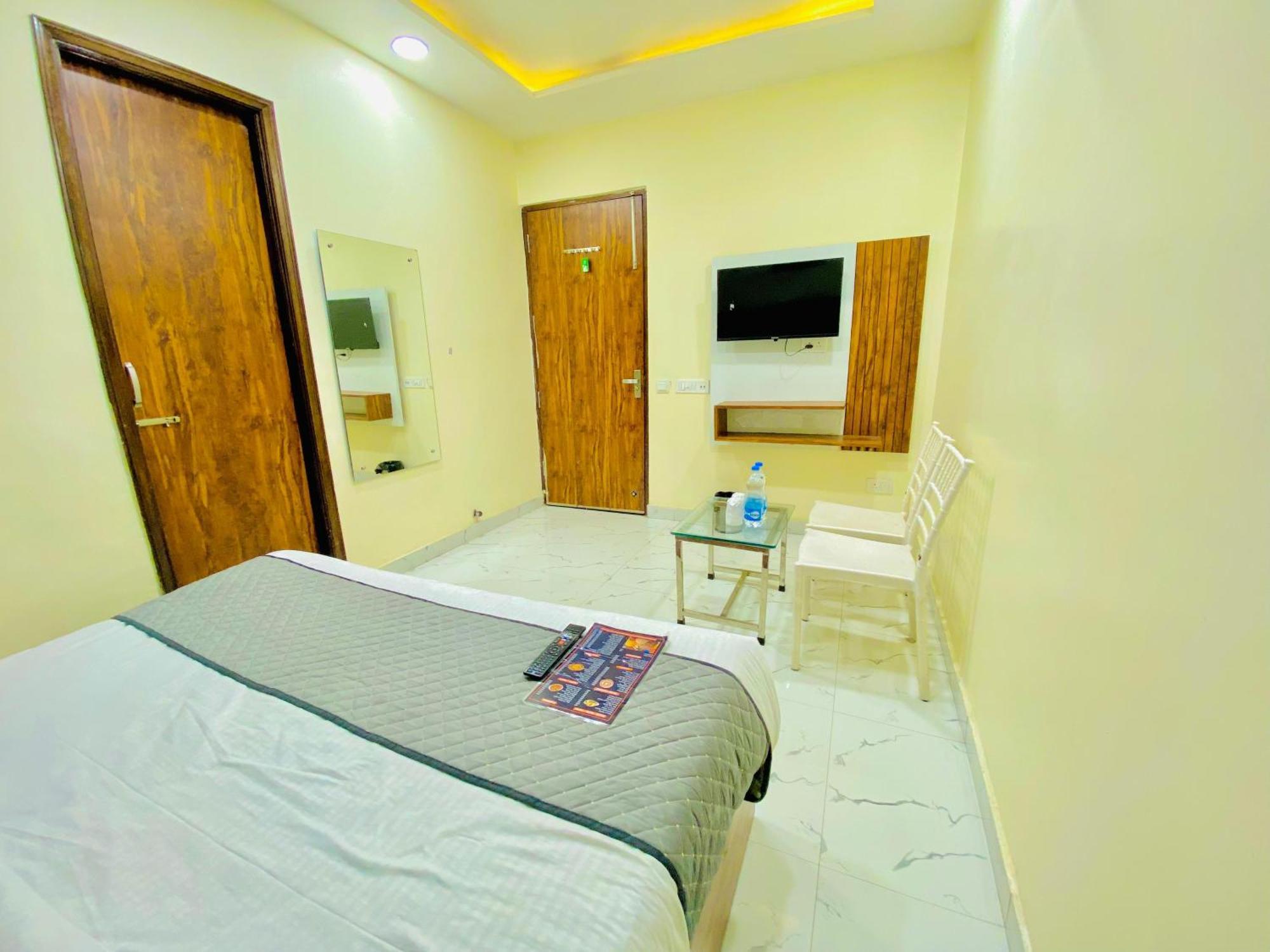 Hotel Holiday First 300 Meter From Golden Temple Amritsar Eksteriør billede