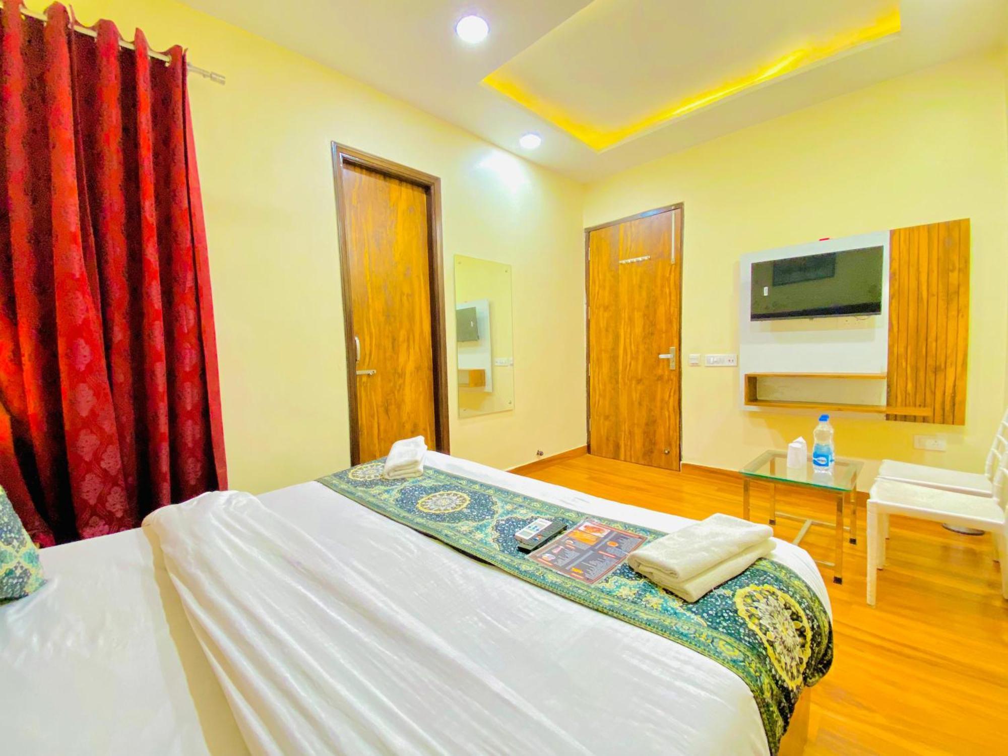 Hotel Holiday First 300 Meter From Golden Temple Amritsar Eksteriør billede