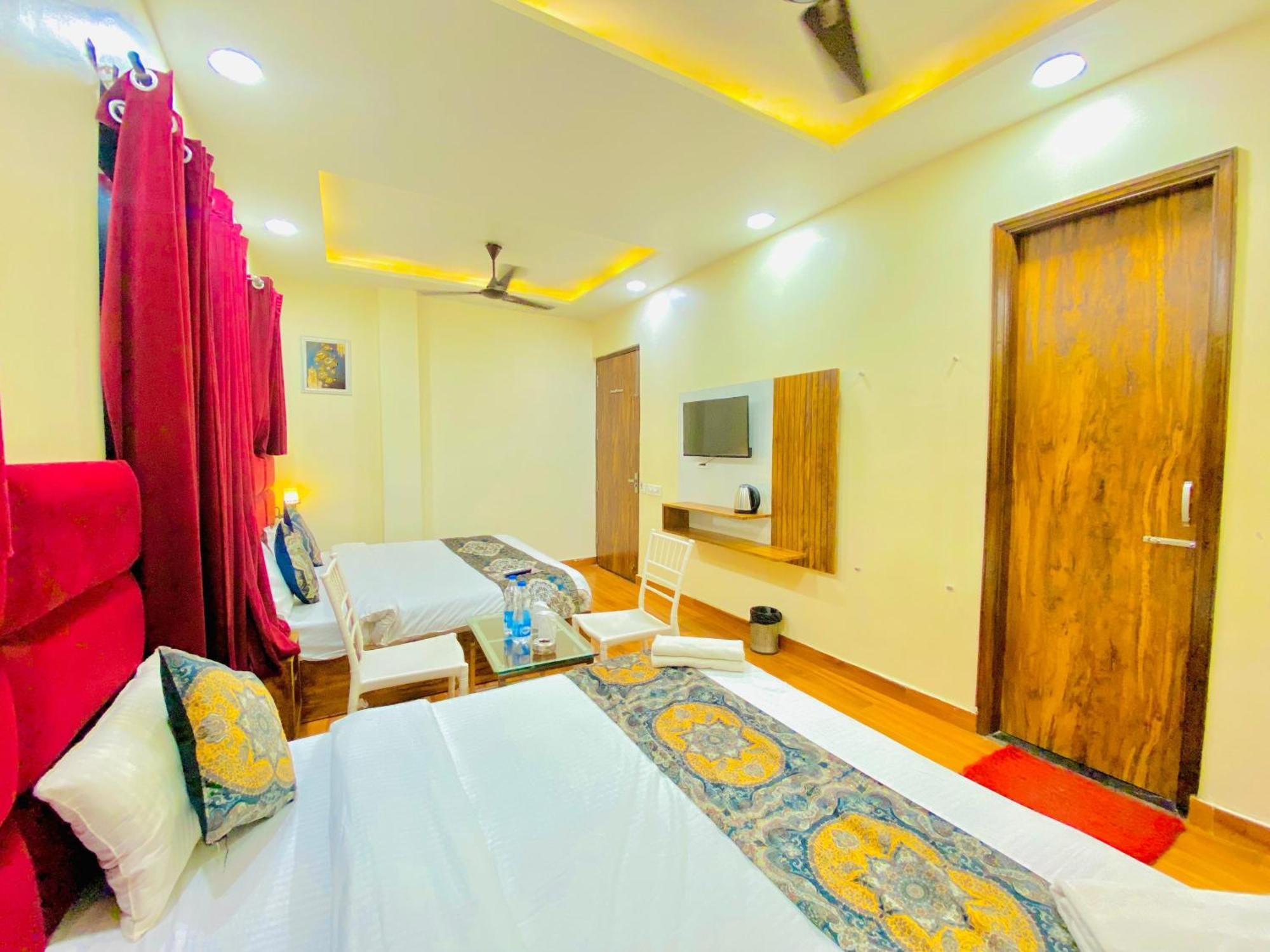 Hotel Holiday First 300 Meter From Golden Temple Amritsar Eksteriør billede