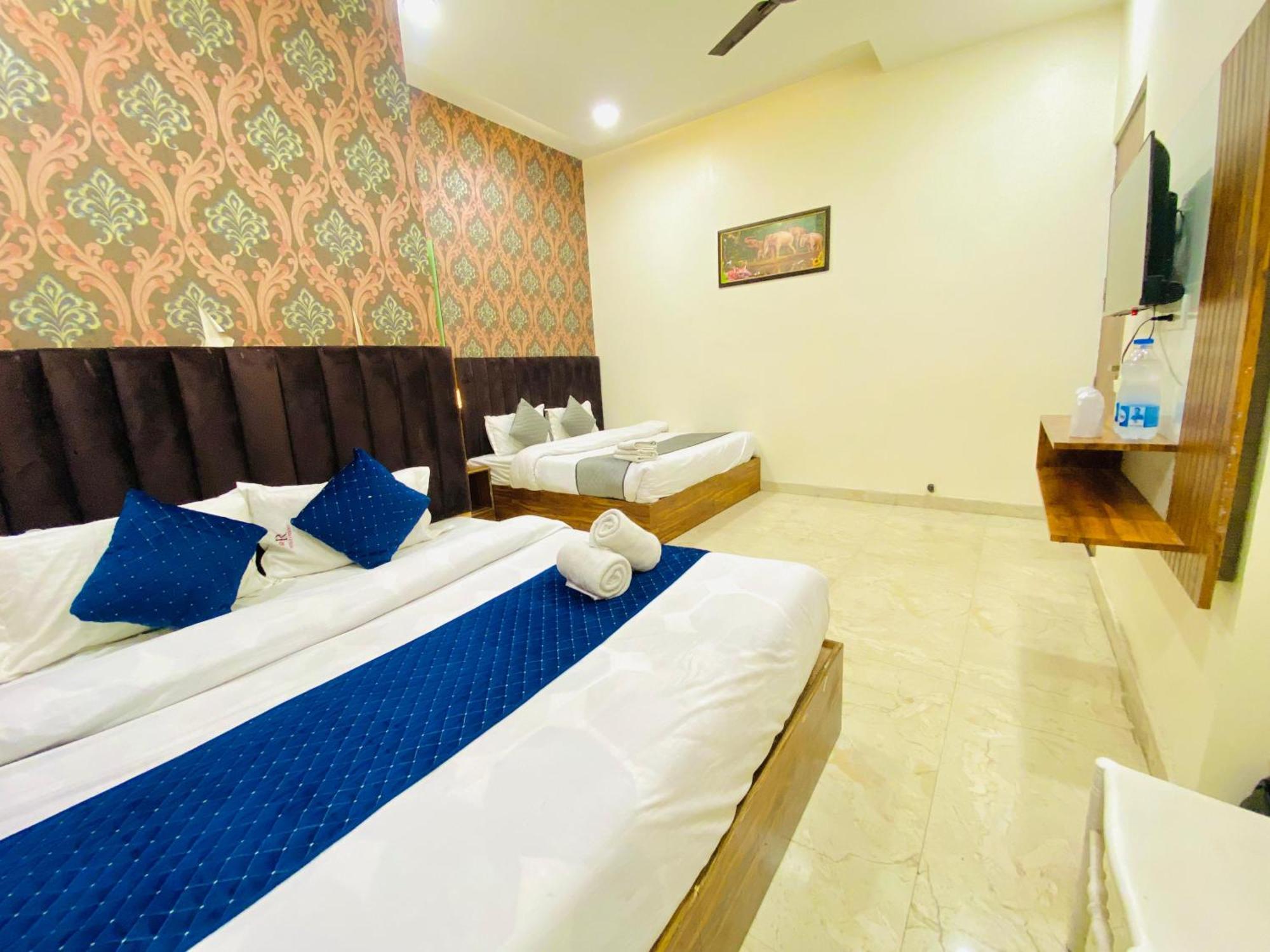 Hotel Holiday First 300 Meter From Golden Temple Amritsar Eksteriør billede