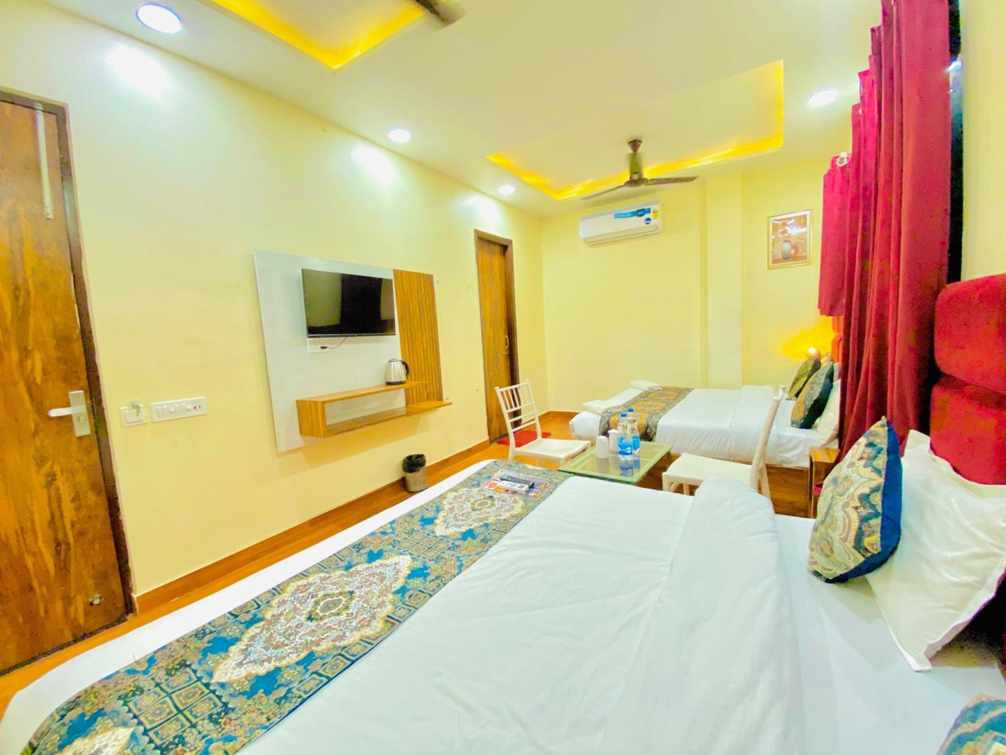 Hotel Holiday First 300 Meter From Golden Temple Amritsar Eksteriør billede