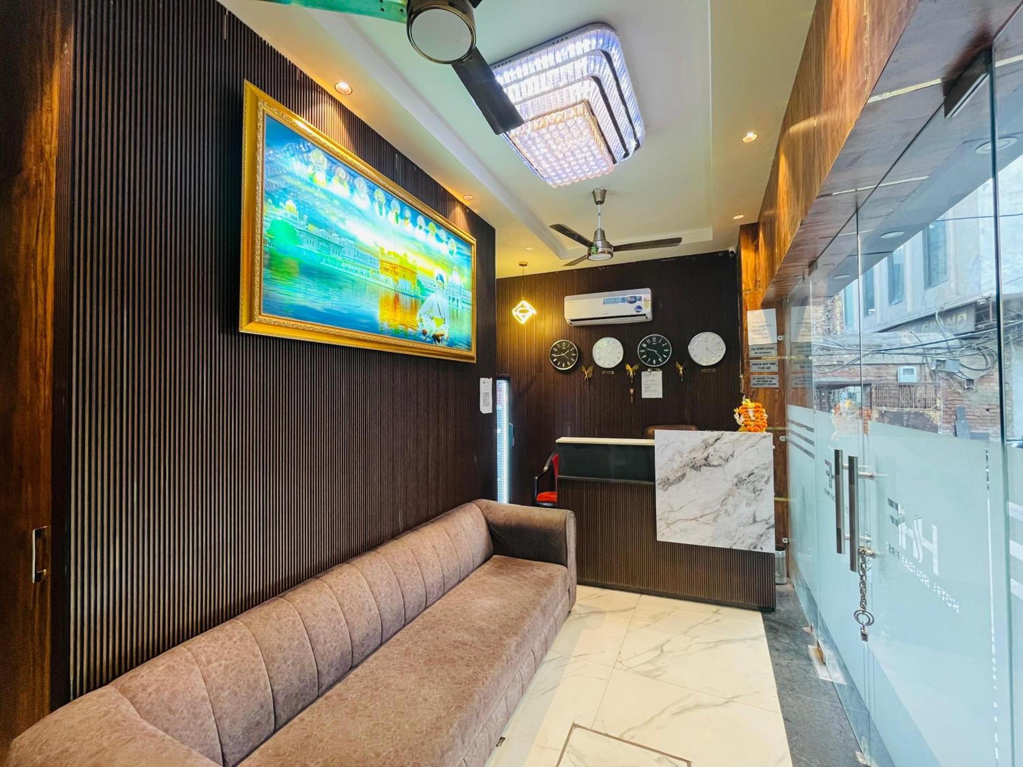 Hotel Holiday First 300 Meter From Golden Temple Amritsar Eksteriør billede